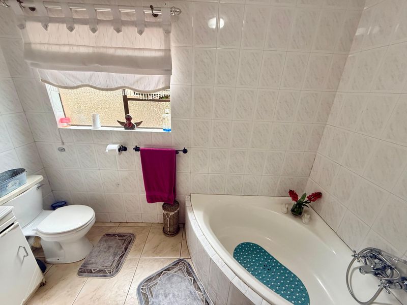 Modern 3-Bedroom Townhouse for Sale. - Photo 4