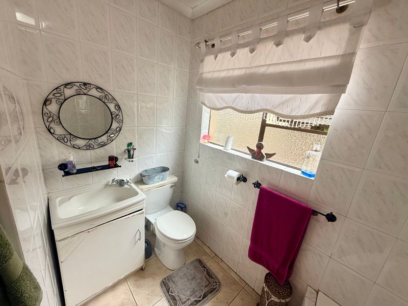 Modern 3-Bedroom Townhouse for Sale. - Photo 6