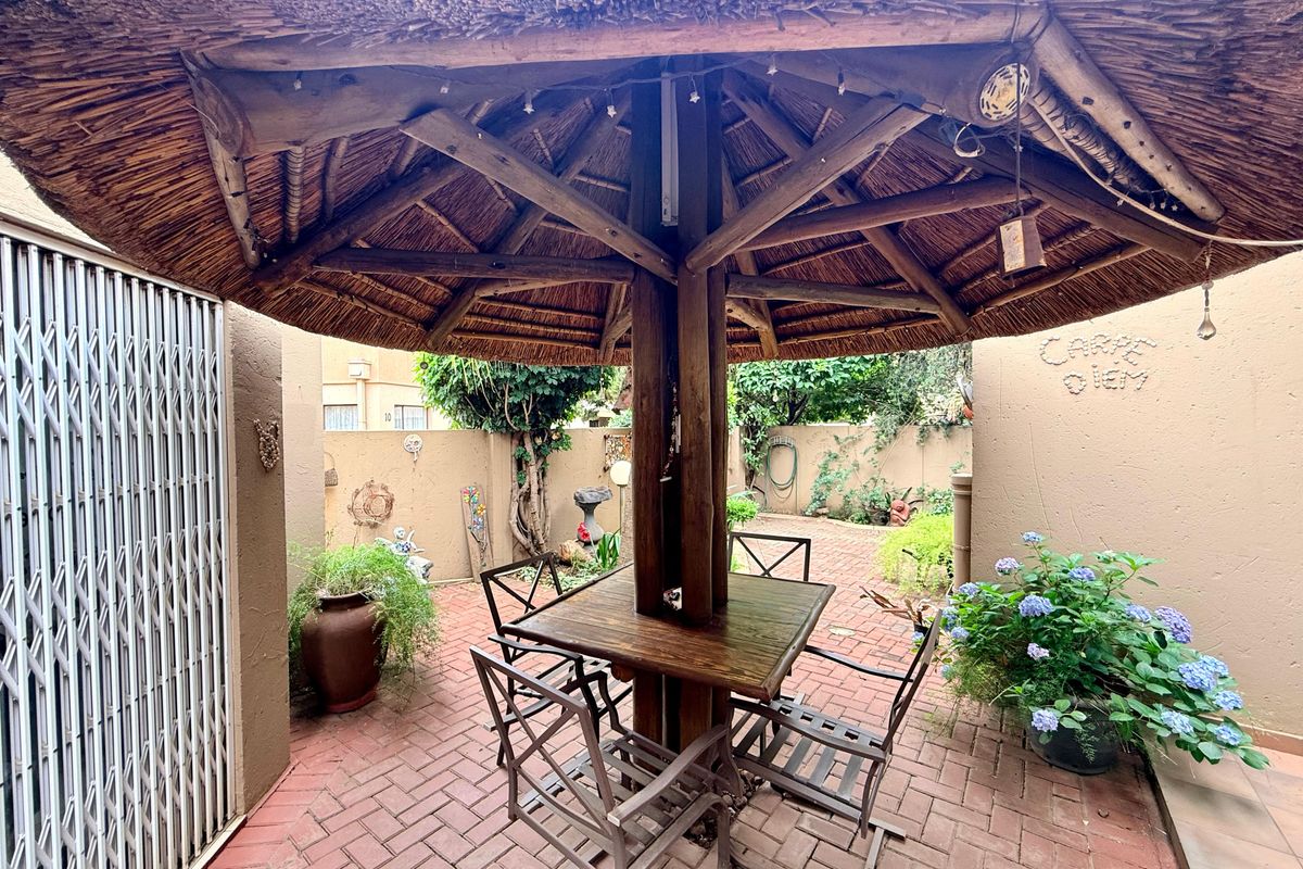 Modern 3-Bedroom Townhouse for Sale. - Photo 2