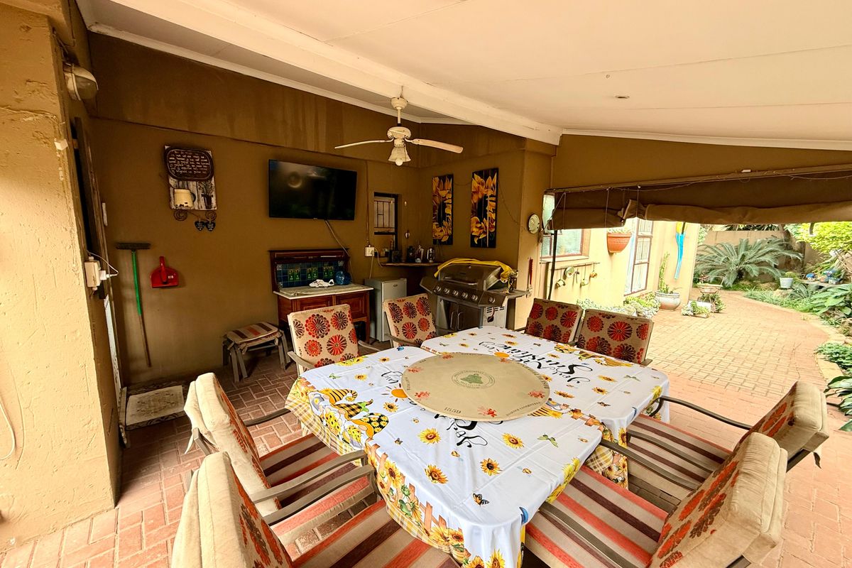 Modern 3-Bedroom Townhouse for Sale. - Photo 3