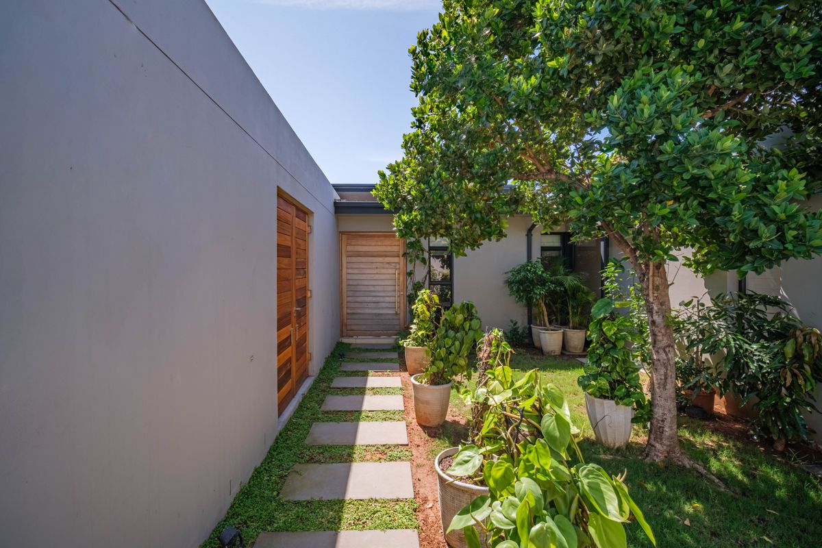 Luxurious 5-Bedroom Home with Panoramic Sea Views in Gold Coast Estate, Sibaya - Photo 2