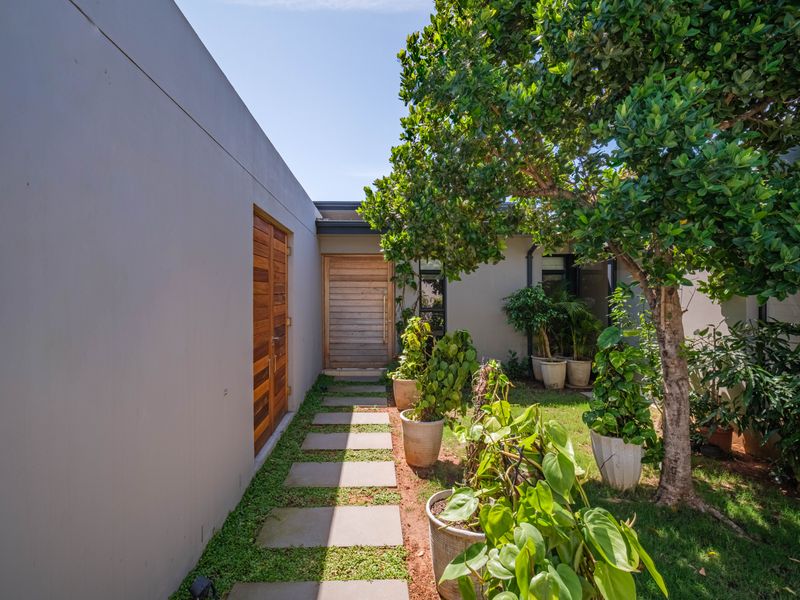 Luxurious 5-Bedroom Home with Panoramic Sea Views in Gold Coast Estate, Sibaya - Photo 2