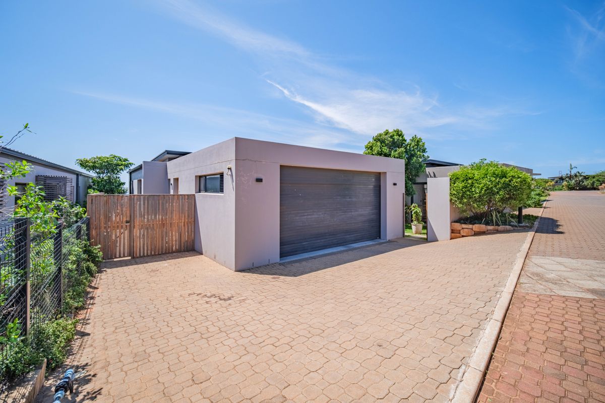 Luxurious 5-Bedroom Home with Panoramic Sea Views in Gold Coast Estate, Sibaya - Photo 5
