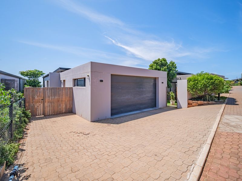 Luxurious 5-Bedroom Home with Panoramic Sea Views in Gold Coast Estate, Sibaya - Photo 5