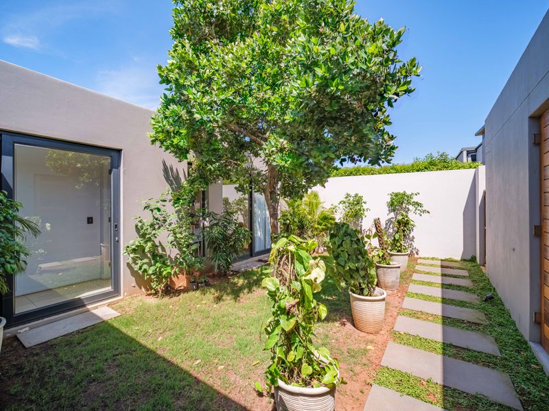 Luxurious 5-Bedroom Home with Panoramic Sea Views in Gold Coast Estate, Sibaya - Photo 9