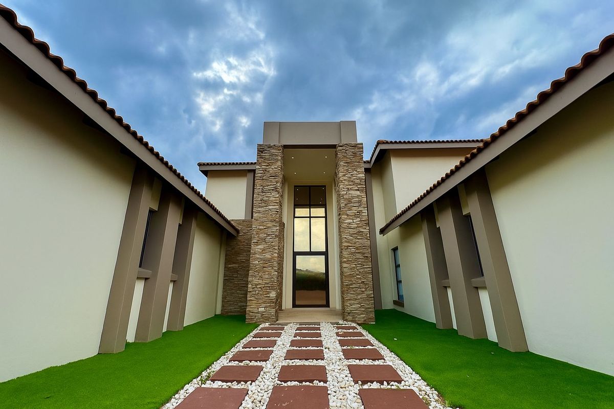 Executive 4 Bedroom Family Residence For Sale - Bankenveld Golf Estate - Photo 3