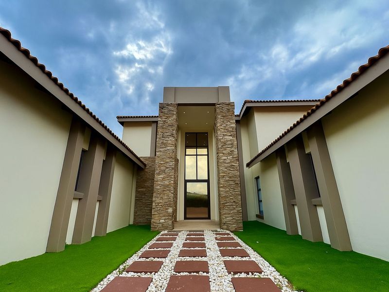 Executive 4 Bedroom Family Residence For Sale - Bankenveld Golf Estate - Photo 3