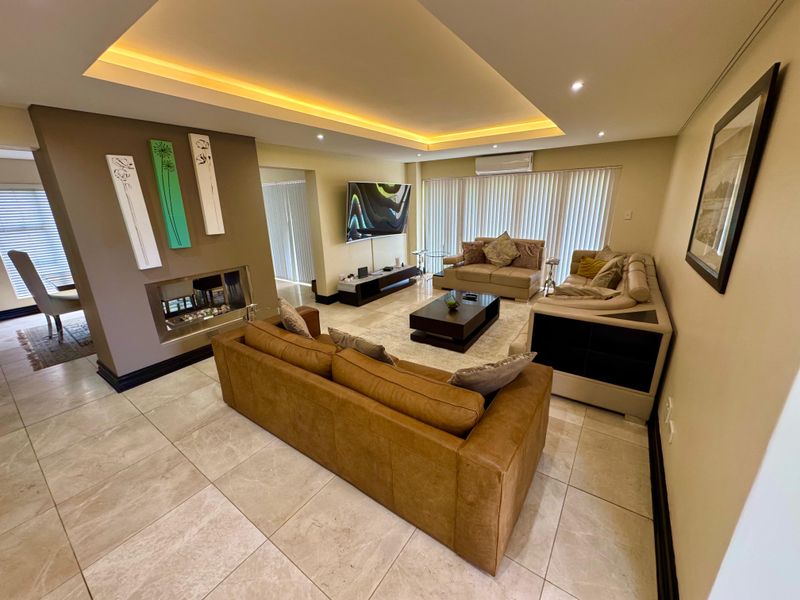 Executive 4 Bedroom Family Residence For Sale - Bankenveld Golf Estate - Photo 7
