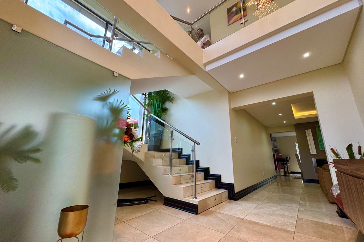 Executive 4 Bedroom Family Residence For Sale - Bankenveld Golf Estate - Photo 5