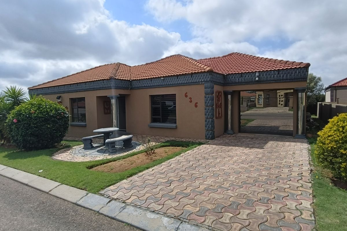 4 Bedroom for sale in secure estate. - Photo 2