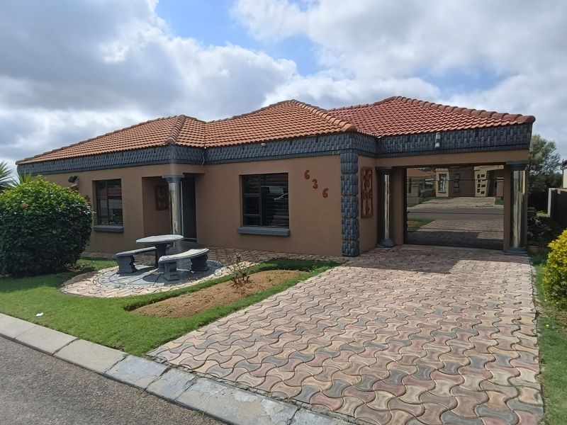 4 Bedroom for sale in secure estate. - Photo 2