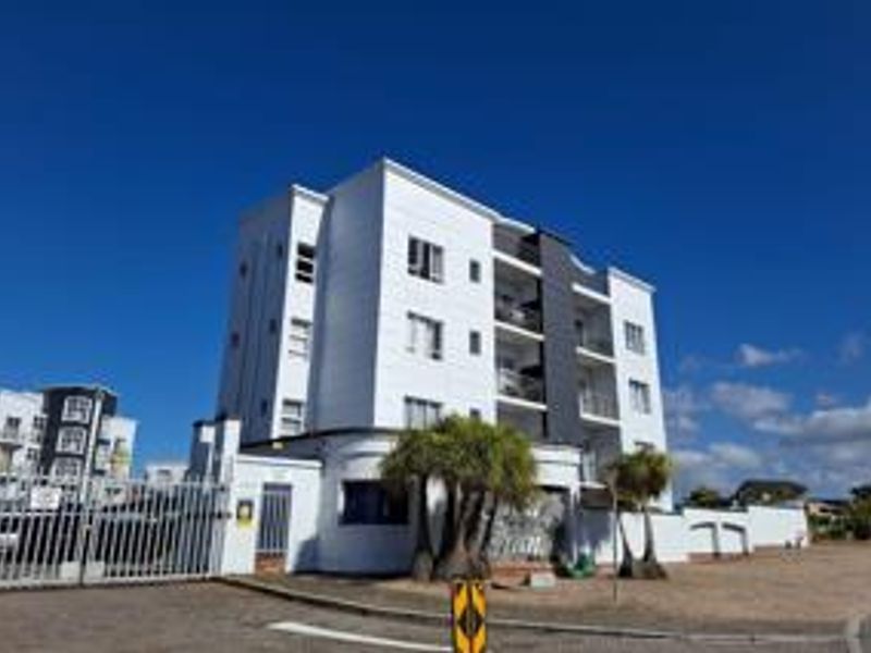 Spacious 3-Bedroom Apartment with Ocean Views - Photo 2