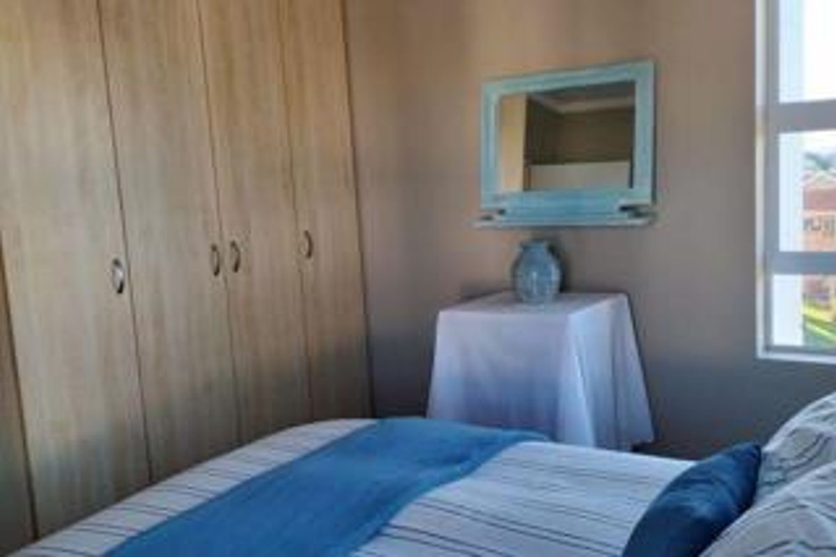 Spacious 3-Bedroom Apartment with Ocean Views - Photo 5