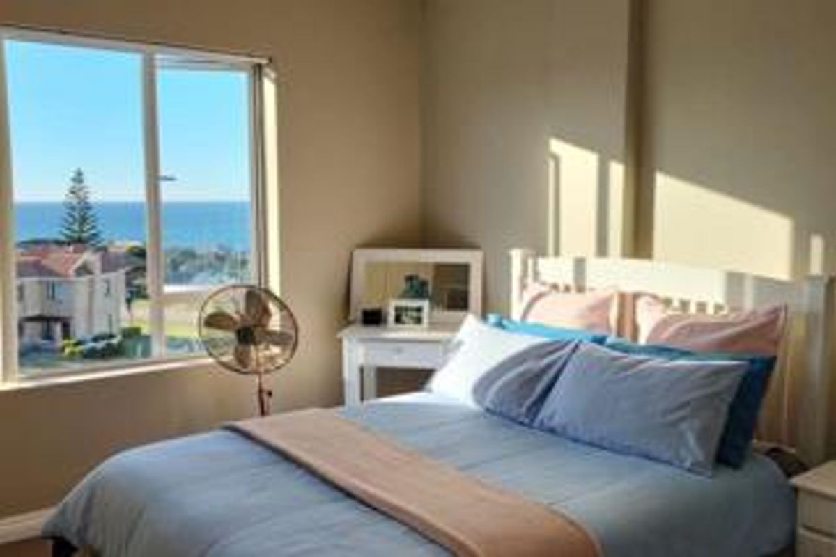 Spacious 3-Bedroom Apartment with Ocean Views - Photo 4