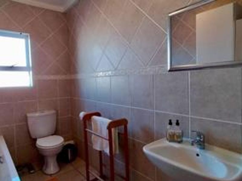 Spacious 3-Bedroom Apartment with Ocean Views - Photo 6