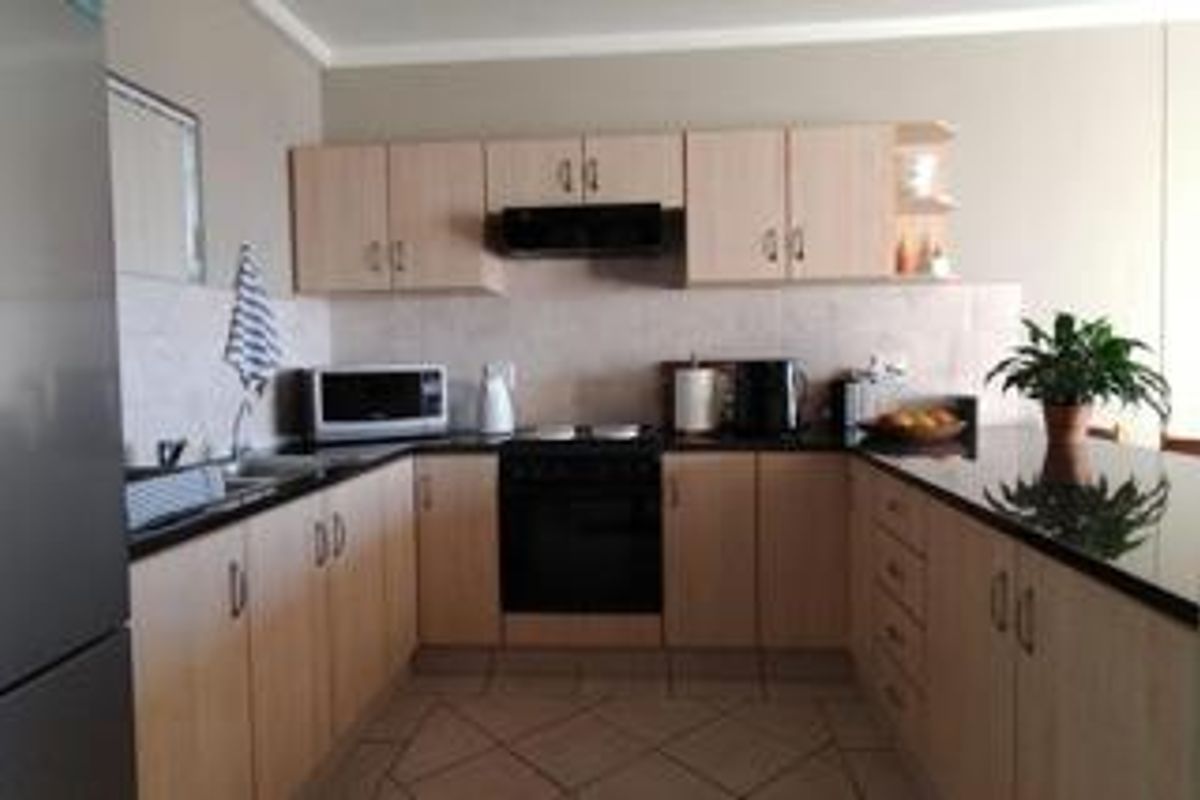 Spacious 3-Bedroom Apartment with Ocean Views - Photo 3