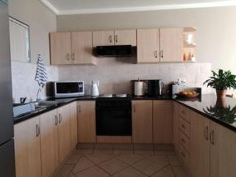 Spacious 3-Bedroom Apartment with Ocean Views - Photo 3