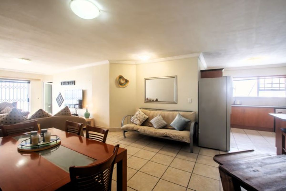 3 Bedroom Main Beach Apartment for Sale - Photo 4