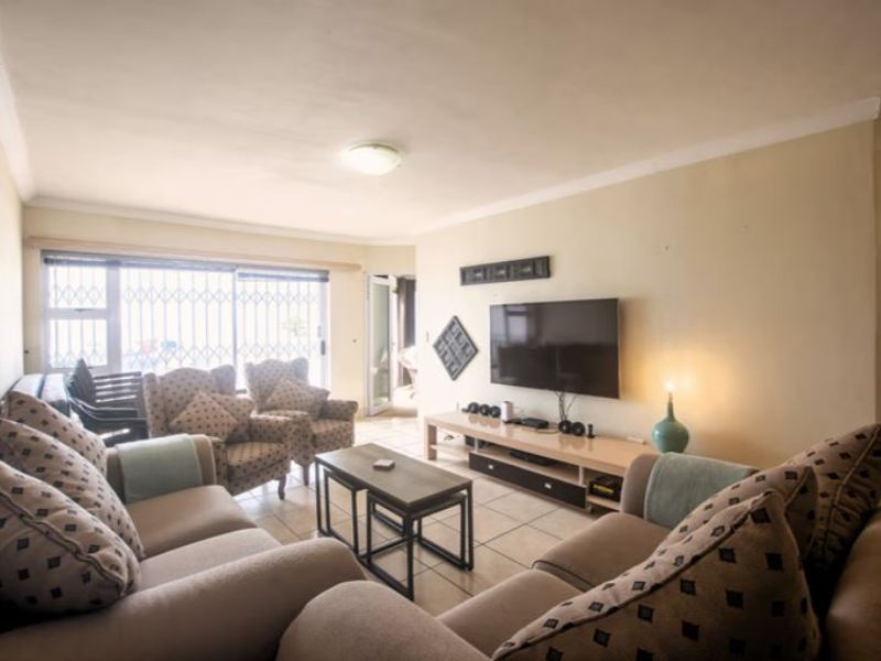 3 Bedroom Main Beach Apartment for Sale - Photo 6