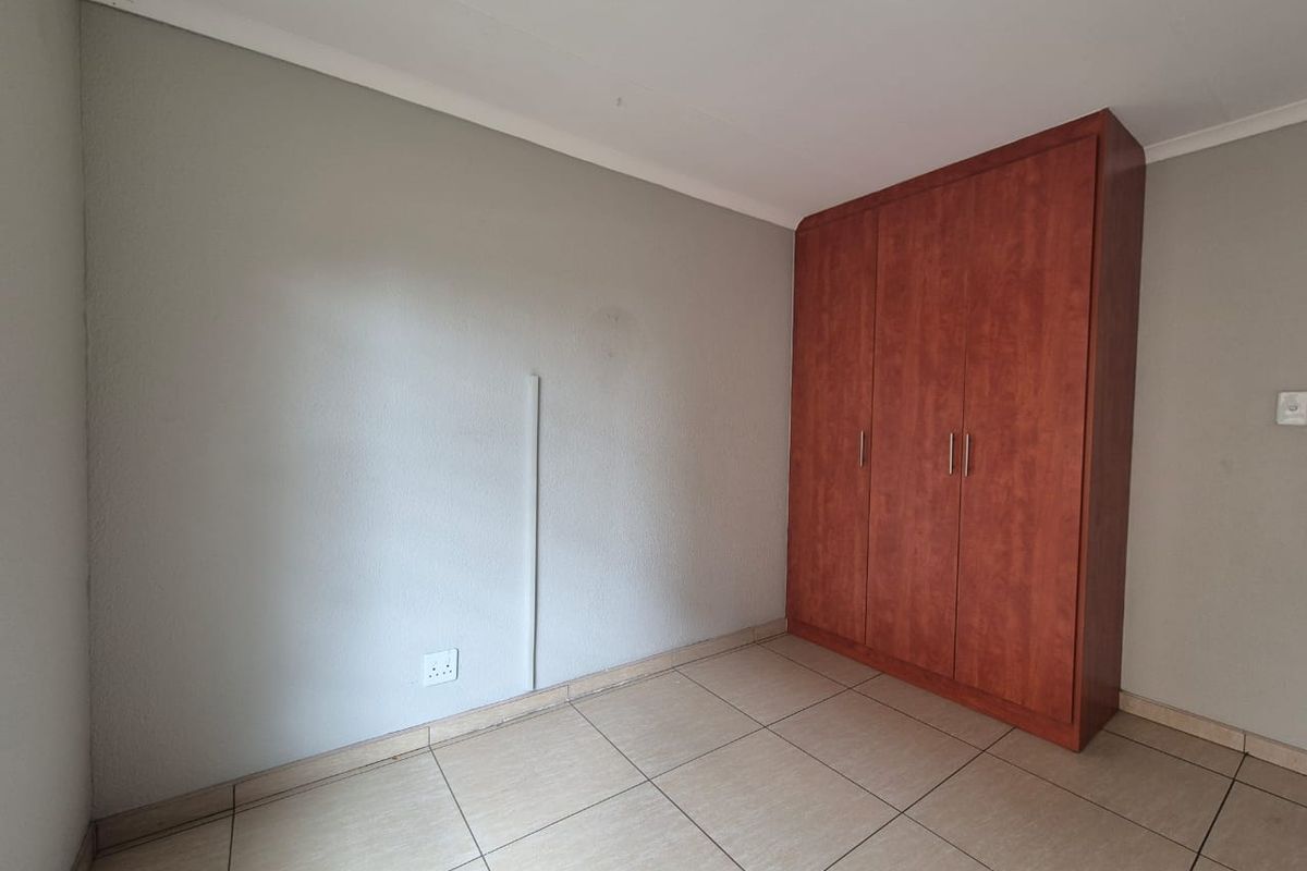 !Lovely Apartment in Safe and Secure Complex! - Photo 3