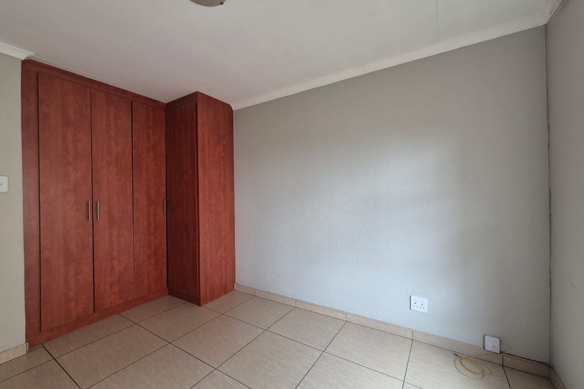 !Lovely Apartment in Safe and Secure Complex! - Photo 4