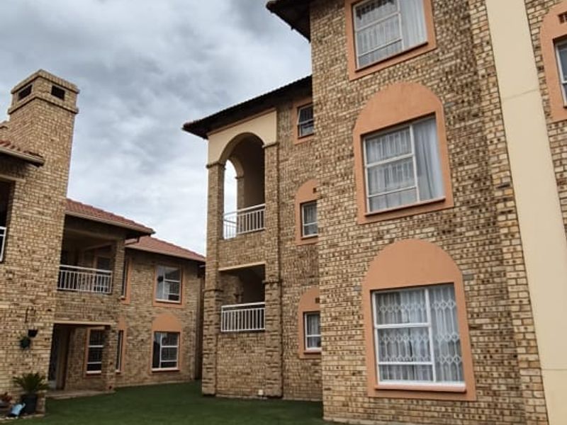 !Lovely Apartment in Safe and Secure Complex! - Photo 8