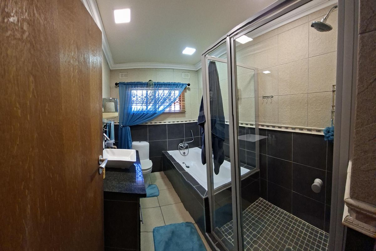 Meer En See - Prime Spot Beauty - with Flatlet: Stunning family HOME, with income opportunity! - Photo 3