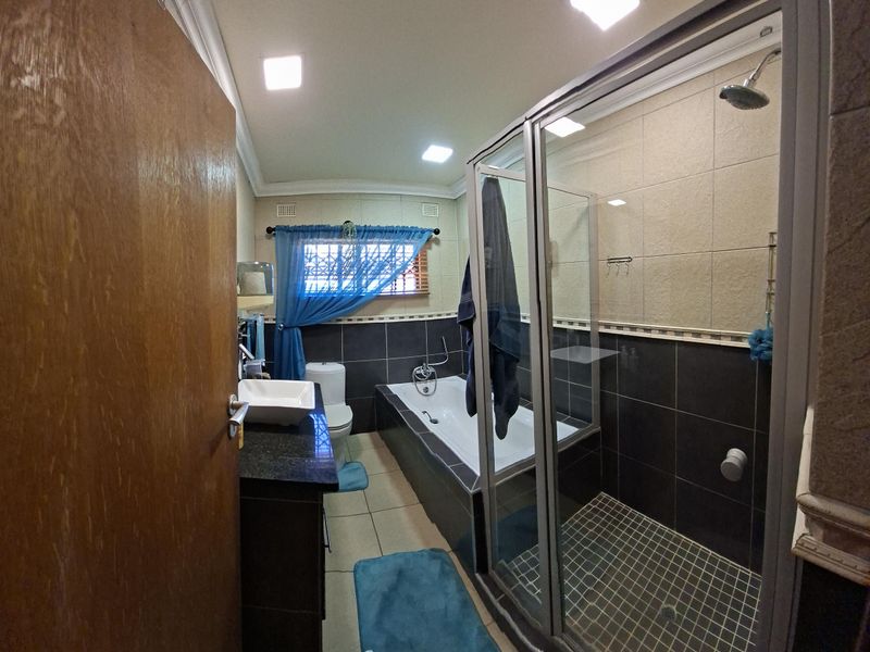 Meer En See - Prime Spot Beauty - with Flatlet: Stunning family HOME, with income opportunity! - Photo 3