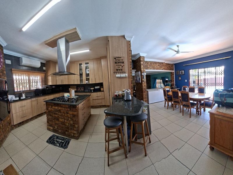 Meer En See - Prime Spot Beauty - with Flatlet: Stunning family HOME, with income opportunity! - Photo 2