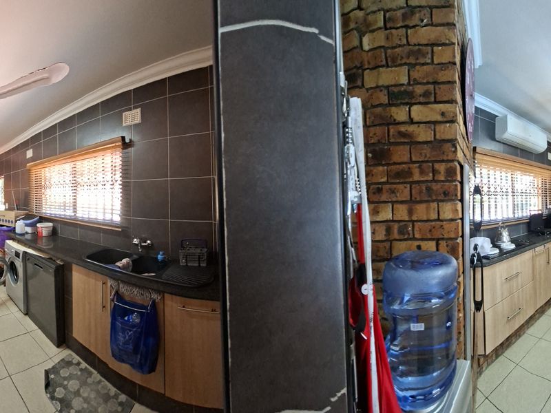 Meer En See - Prime Spot Beauty - with Flatlet: Stunning family HOME, with income opportunity! - Photo 8