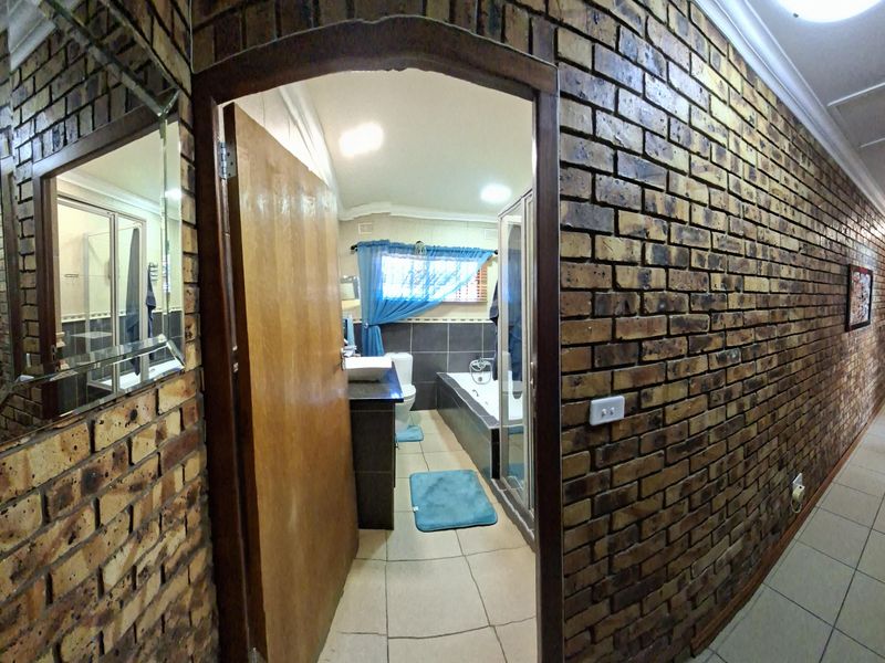 Meer En See - Prime Spot Beauty - with Flatlet: Stunning family HOME, with income opportunity! - Photo 6