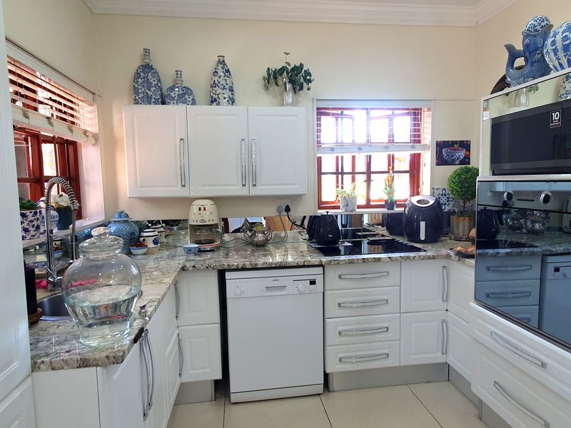 Modern Elegance Meets Timeless Comfort in Levyvale, Uitenhage - Photo 9