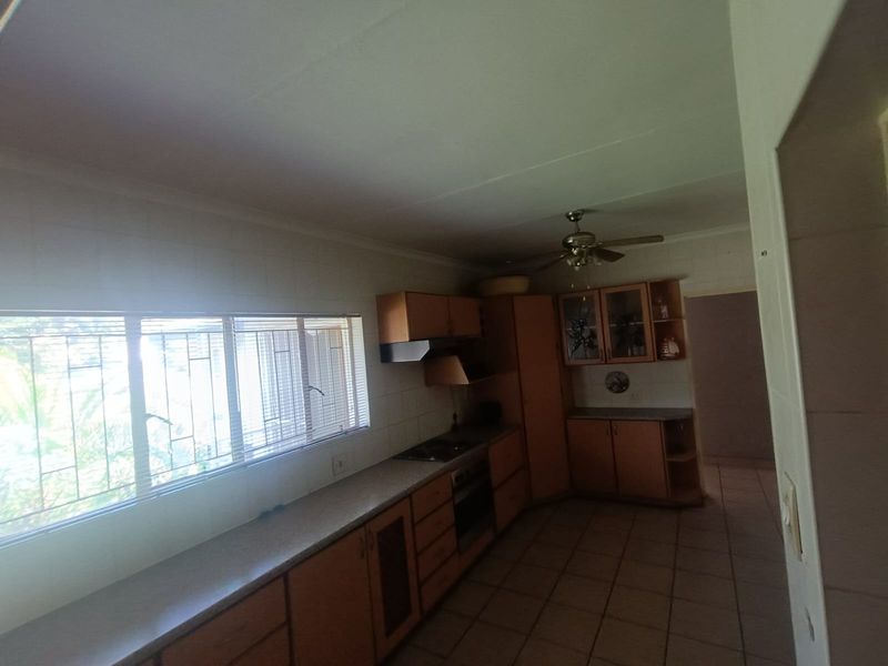 Spacious 4-Bedroom Home with Pool & Entertainment Area - Photo 3