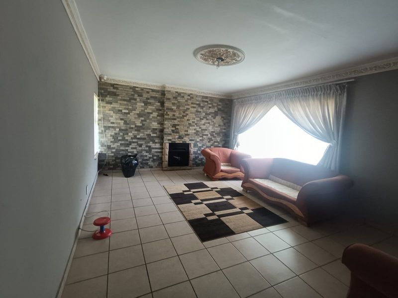 Spacious 4-Bedroom Home with Pool & Entertainment Area - Photo 10