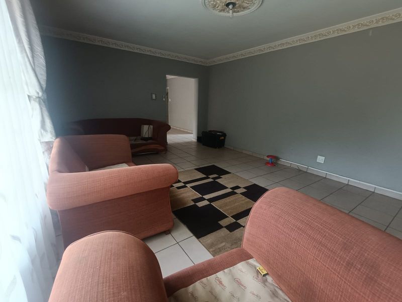 Spacious 4-Bedroom Home with Pool & Entertainment Area - Photo 8