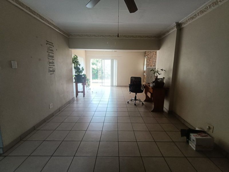 Spacious 4-Bedroom Home with Pool & Entertainment Area - Photo 7