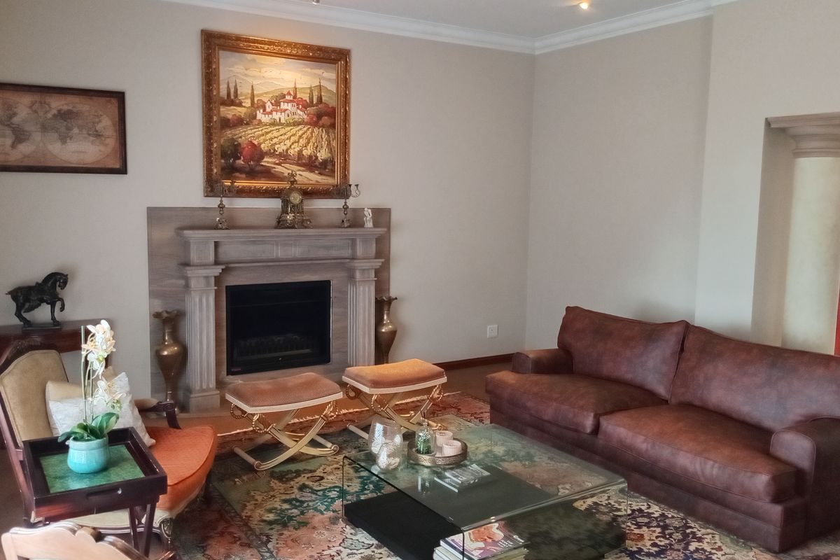 Beautiful Family Home with Exceptional Features in Bedfordview - Photo 3