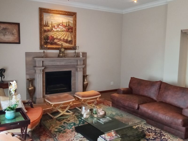 Beautiful Family Home with Exceptional Features in Bedfordview - Photo 3