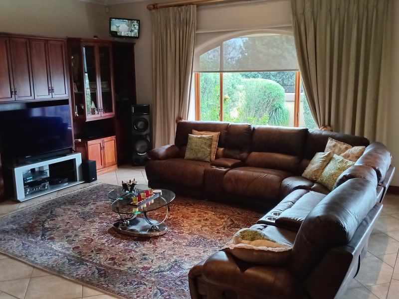 Beautiful Family Home with Exceptional Features in Bedfordview - Photo 8