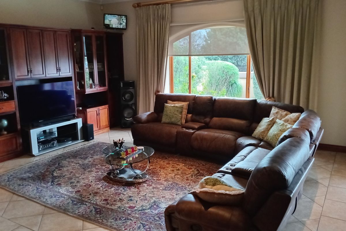 Beautiful Family Home with Exceptional Features in Bedfordview - Photo 5