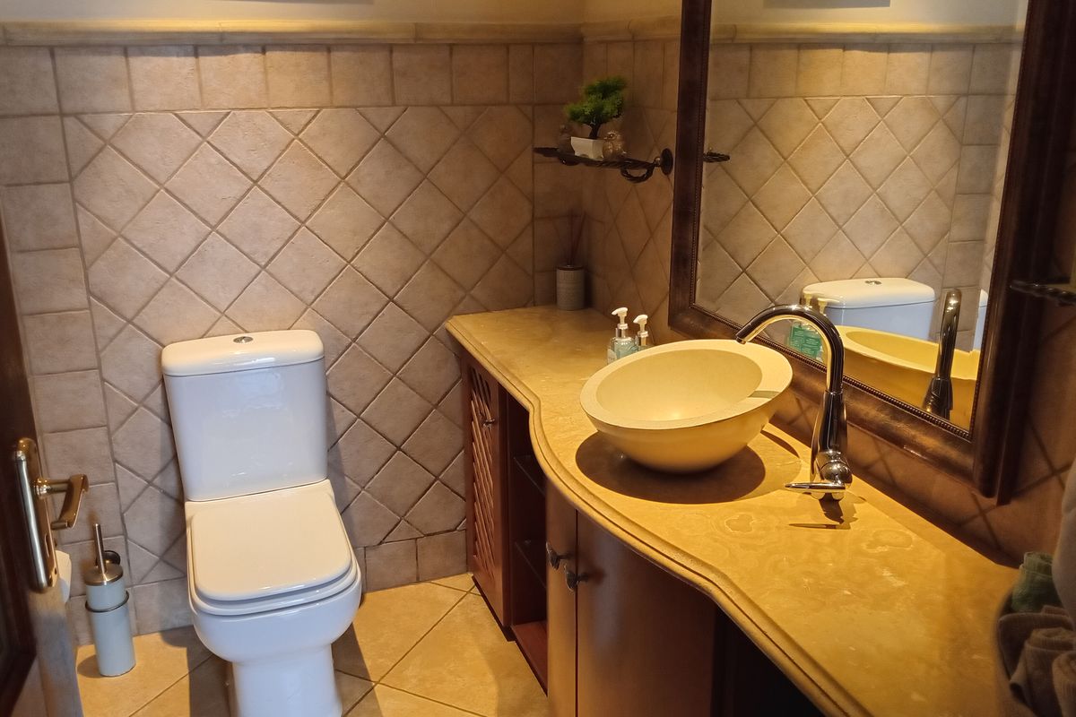 Beautiful Family Home with Exceptional Features in Bedfordview - Photo 3