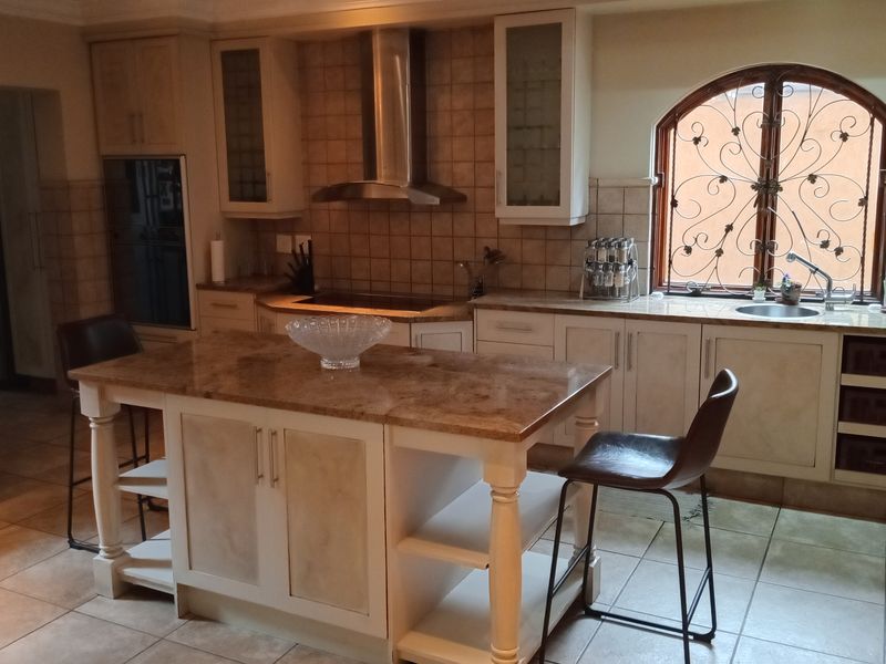 Beautiful Family Home with Exceptional Features in Bedfordview - Photo 10