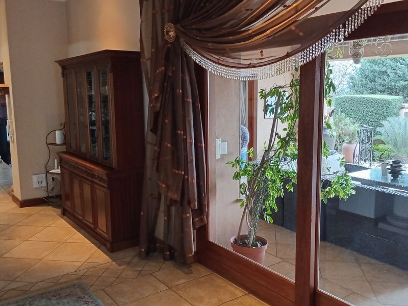 Beautiful Family Home with Exceptional Features in Bedfordview - Photo 6