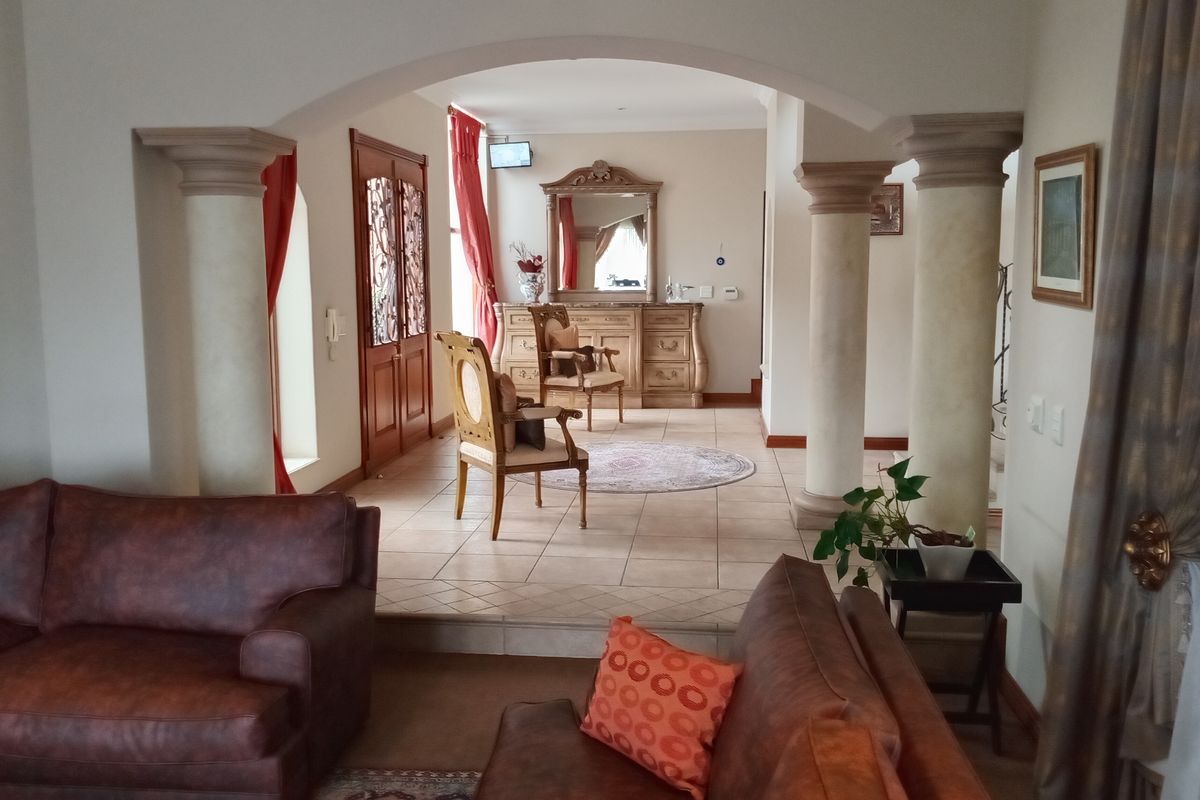 Beautiful Family Home with Exceptional Features in Bedfordview - Photo 4