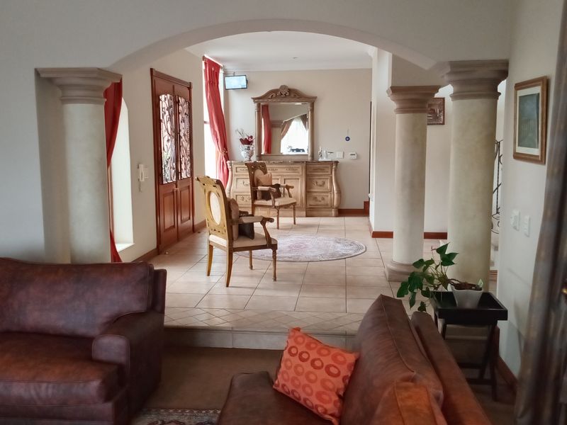 Beautiful Family Home with Exceptional Features in Bedfordview - Photo 4