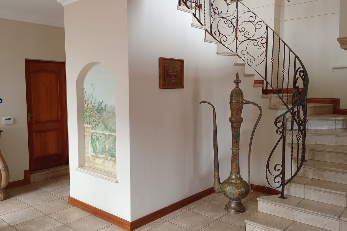 Beautiful Family Home with Exceptional Features in Bedfordview - Photo 5