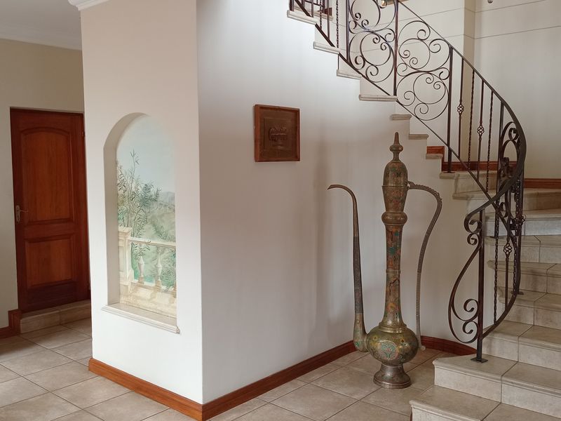 Beautiful Family Home with Exceptional Features in Bedfordview - Photo 5