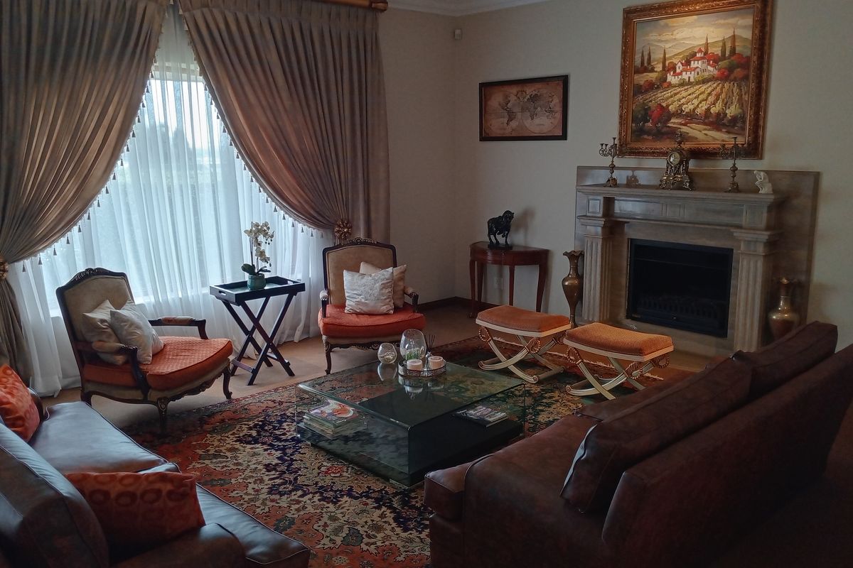 Beautiful Family Home with Exceptional Features in Bedfordview - Photo 2