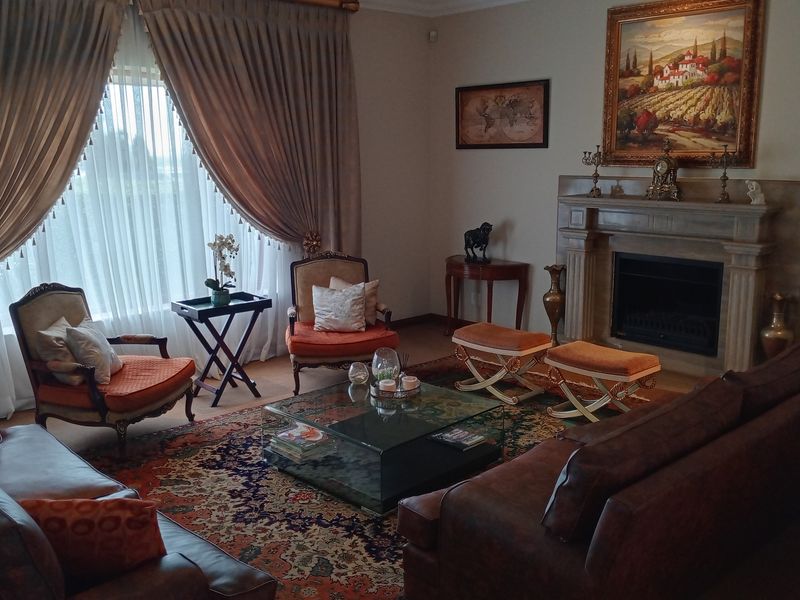 Beautiful Family Home with Exceptional Features in Bedfordview - Photo 2