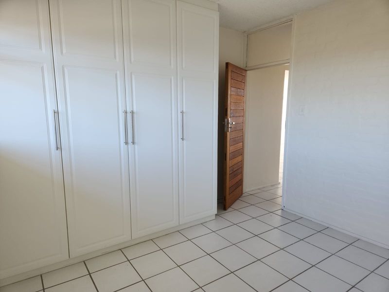 Newly Renovated 2-Bedroom, 1.5-Bathroom Apartment with Stunning Sea Views - Photo 9